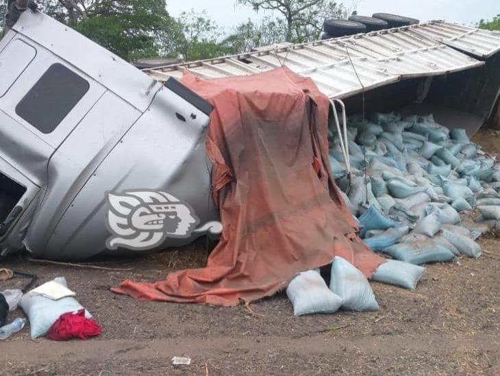 Vuelca tracto cargado de harina sobre la Transístmica Sayula-San Juan