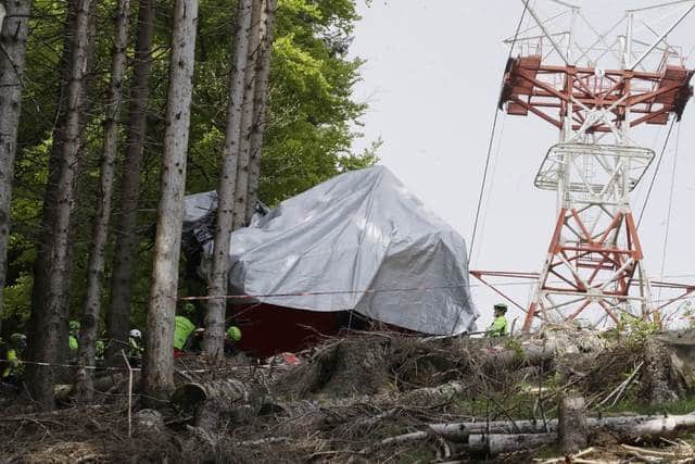 Arrestan a tres funcionarios en Italia, tras accidente en teleférico