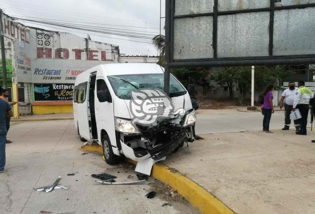 Choca contra tubo de camellón en acceso a Coatzacoalcos