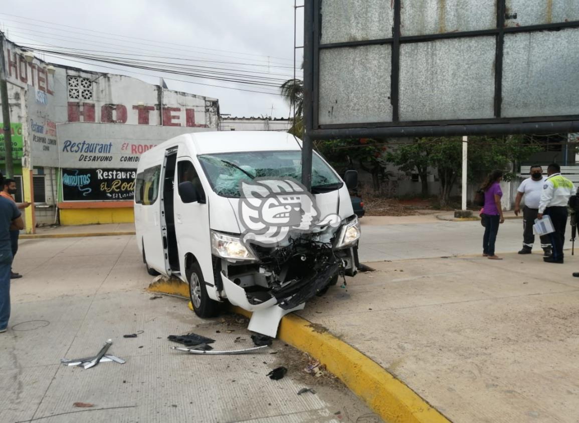 Choca contra tubo de camellón en acceso a Coatzacoalcos