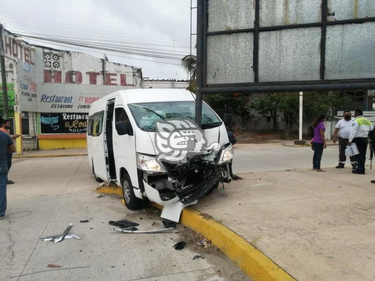 Choca contra tubo de camellón en acceso a Coatzacoalcos