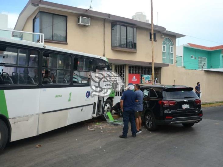 Tres personas lesionadas deja accidente entre urbano y vehículo particular