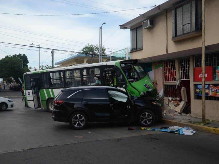 Tres personas lesionadas deja accidente entre urbano y vehículo particular