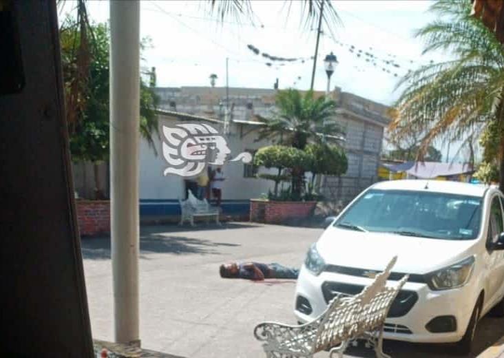 Sujetos armados acribillan a joven hombre en pleno centro de Cuichapa