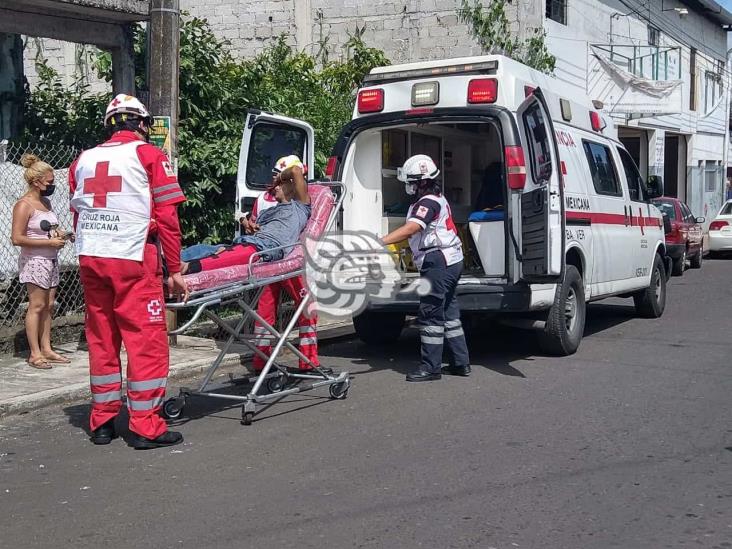 Derrapa motociclista en calles de Córdoba