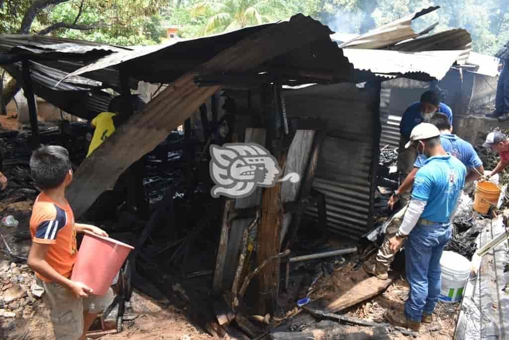 Fuego consume carpintería en calles de Oluta