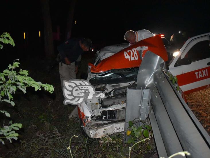 Taxista herido tras choque contra semoviente en la Jáltipan-Acayucan