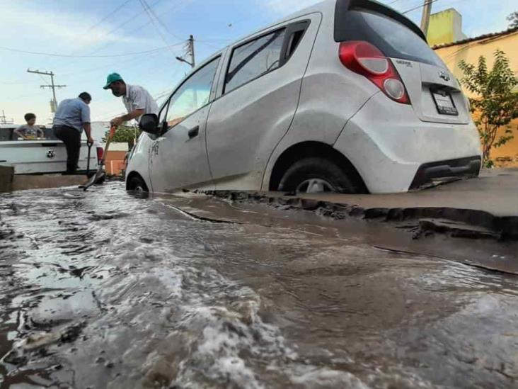 Fuga de agua en colonia de Veracruz provoca deslave