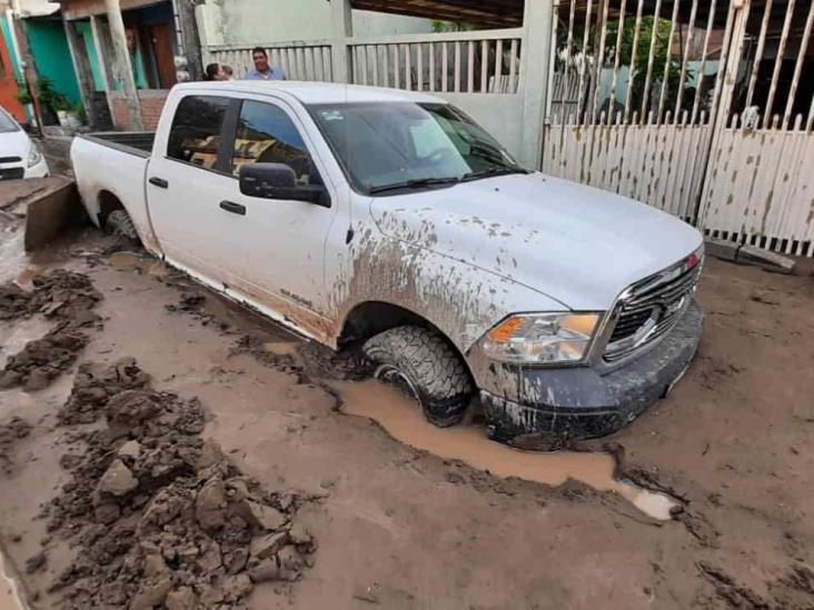 Fuga de agua en colonia de Veracruz provoca deslave