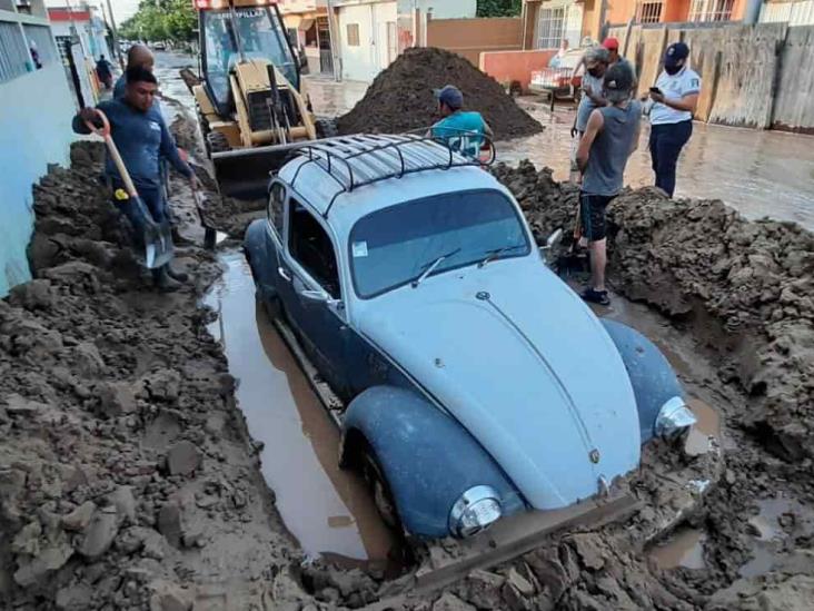 Fuga de agua en colonia de Veracruz provoca deslave