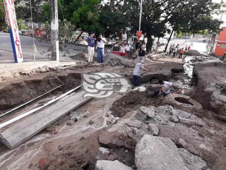 Fuga de agua en colonia de Veracruz provoca deslave