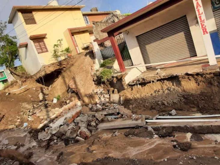 Fuga de agua en colonia de Veracruz provoca deslave