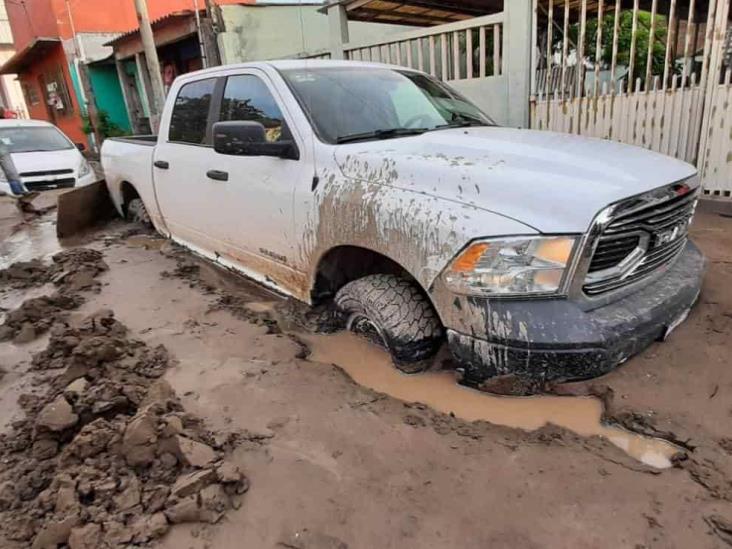 Fuga de agua en colonia de Veracruz provoca deslave