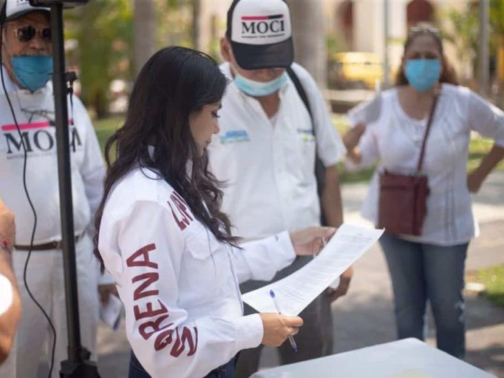 Firma Lupita Tapia decálogo y pacto social con sociedad civil y ONG