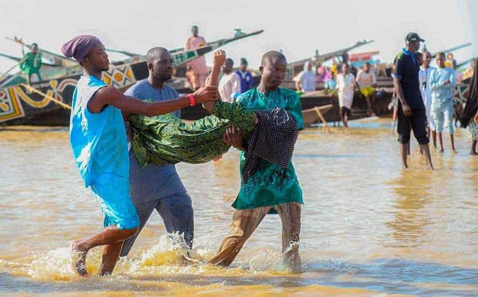 Recuperan más de 40 cadáveres tras naufragio de barco en Nigeria