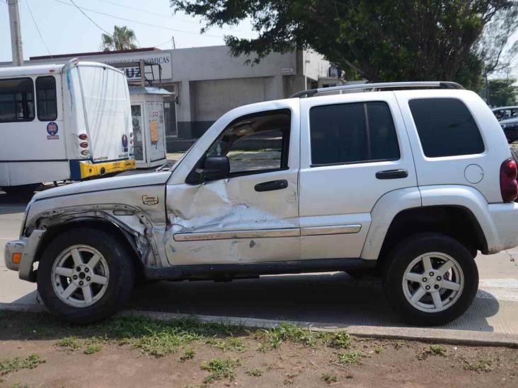 Choca urbano con camioneta particular en calles de Boca del Río