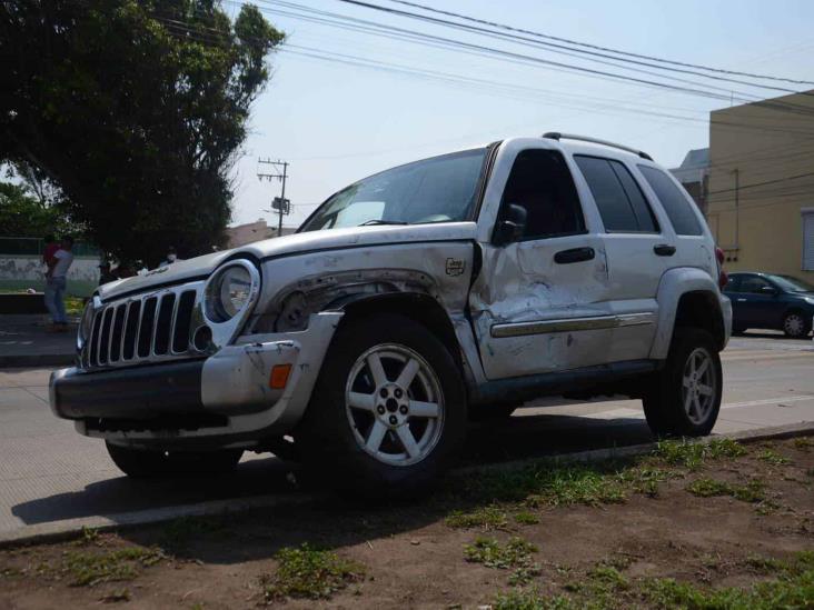 Choca urbano con camioneta particular en calles de Boca del Río