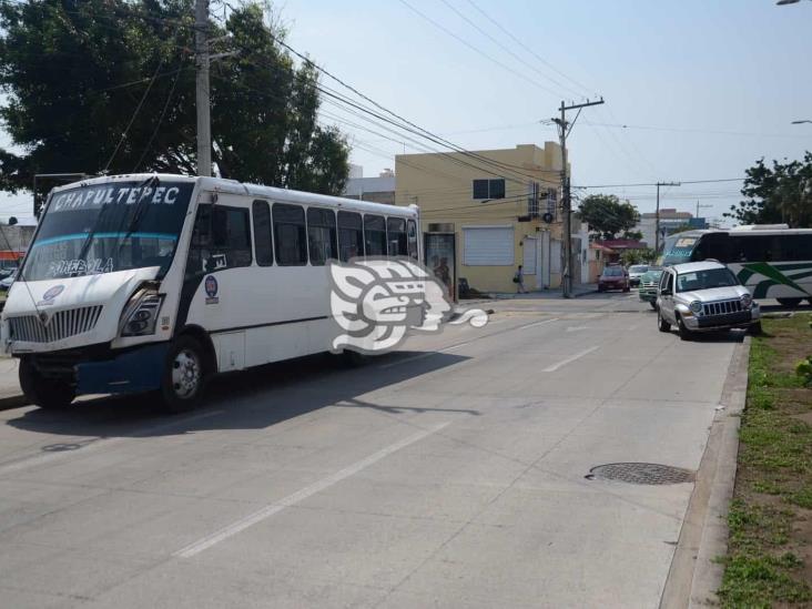 Choca urbano con camioneta particular en calles de Boca del Río