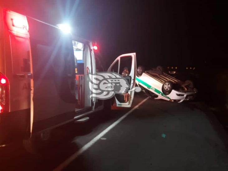 Vuelca taxi en carretera Xalapa-Tamarindo; hay un lesionado