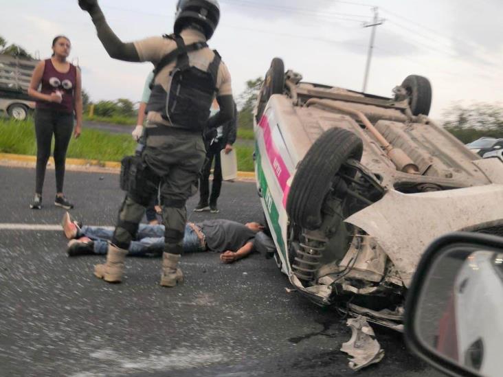 Reportan un lesionado tras volcadura de taxi en carretera federal Xalapa-Tamarindo