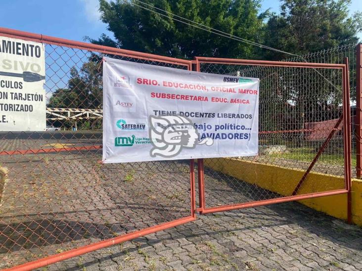 Docentes toman instalaciones de la SEV en Xalapa; denuncian aviadores