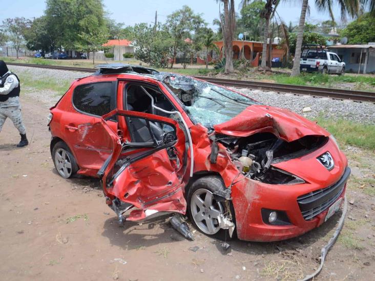 Vehículo intenta ganarle el paso al tren y termina en accidente