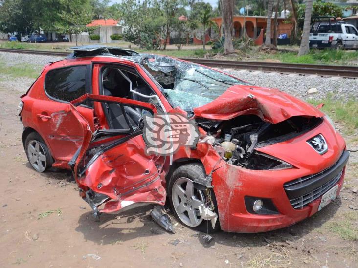 Vehículo intenta ganarle el paso al tren y termina en accidente