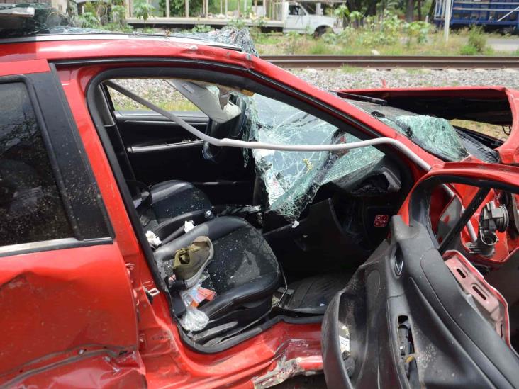 Vehículo intenta ganarle el paso al tren y termina en accidente