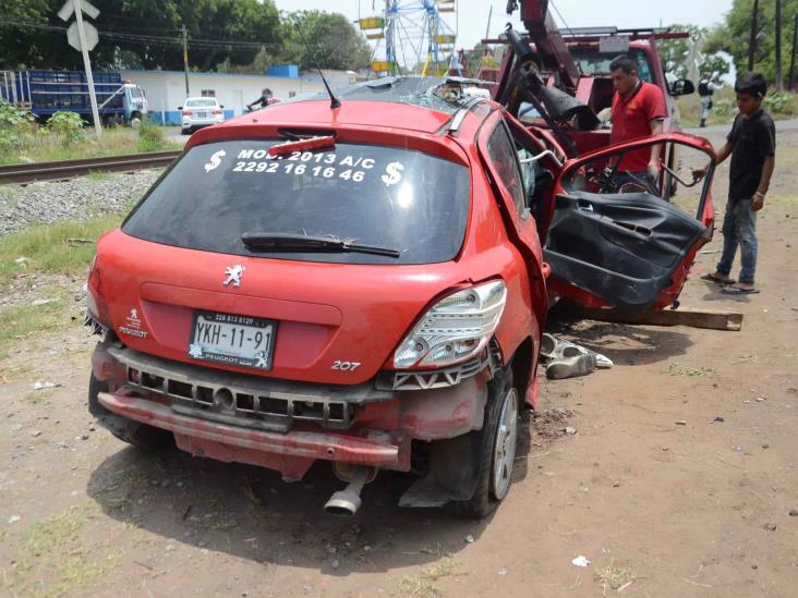 Vehículo intenta ganarle el paso al tren y termina en accidente