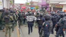 Con gases y golpes, desalojan a manifestantes de Fiscalía de Huatusco