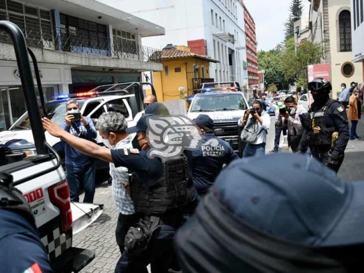 Antimotines disuelven protesta de taxistas de Veracruz y capturan a líder