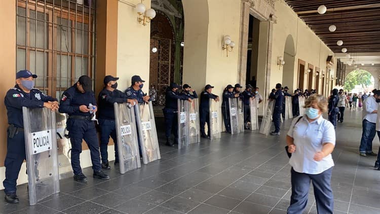 Antimotines disuelven protesta de taxistas de Veracruz y capturan a líder