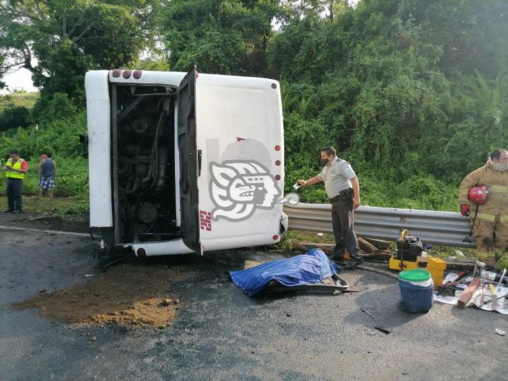 Vuelca autobús que salió de Coatza rumbo a Veracruz; muere menor