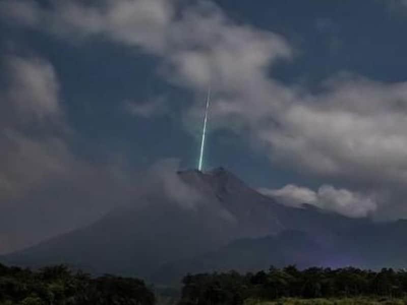 Meteorito cae del cielo y entra en cráter de volcán