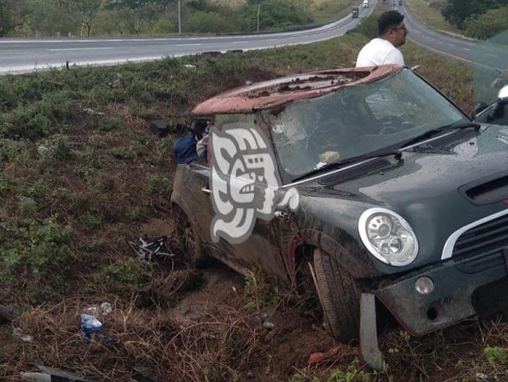 Ingeniero sufre volcadura sobre autopista La Tinaja – Cosolea