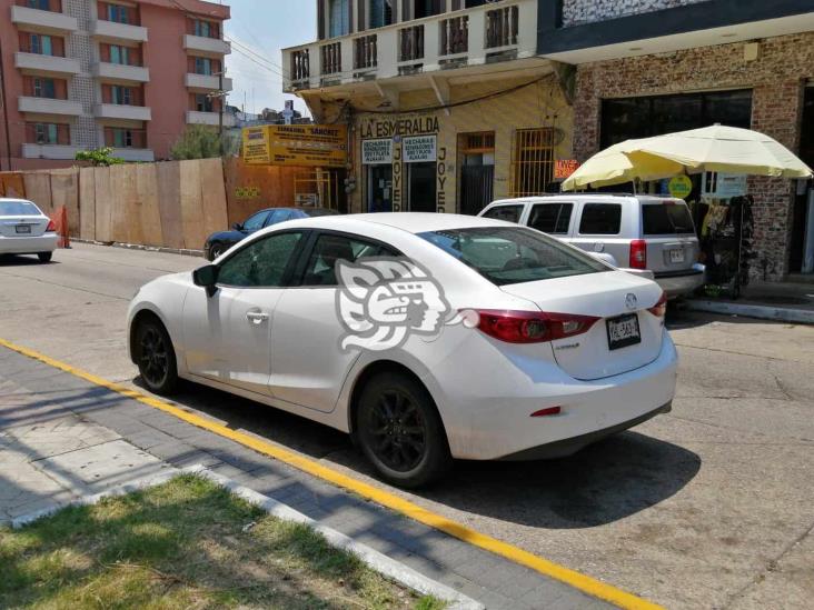 Mecánico libra asalto armado en Coatzacoalcos; balean vehículo