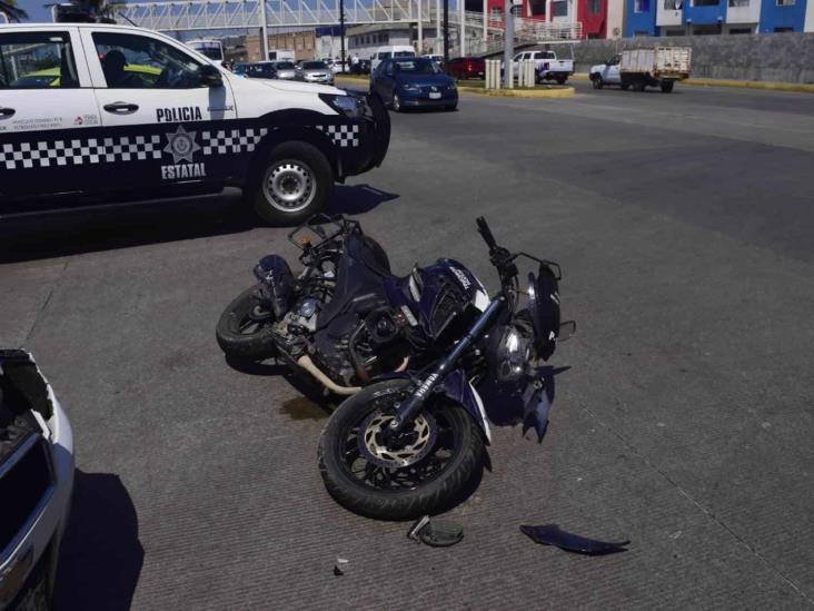 Se accidenta policía municipal tras ser impactado por conductora en calle de Veracruz