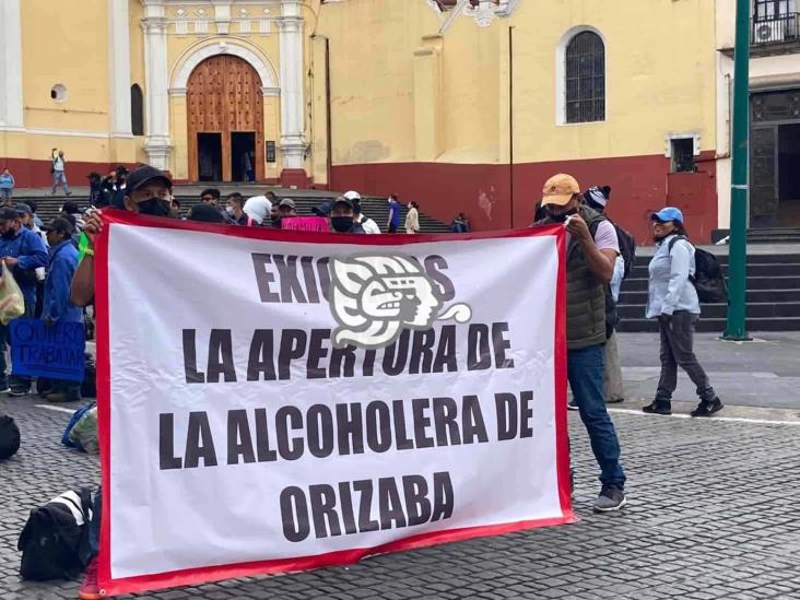 Bloquean centro de Xalapa por cierre de alcoholera en Orizaba