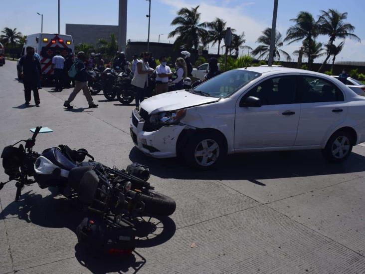 Se accidenta policía municipal tras ser impactado por conductora en calle de Veracruz