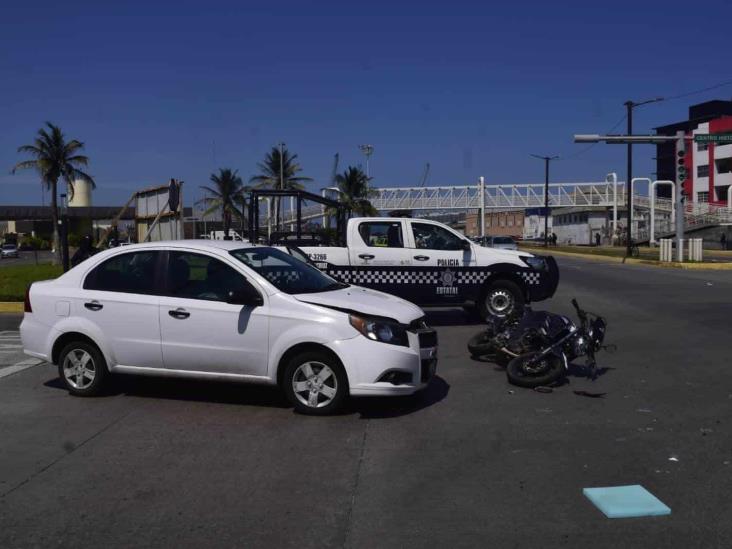 Se accidenta policía municipal tras ser impactado por conductora en calle de Veracruz