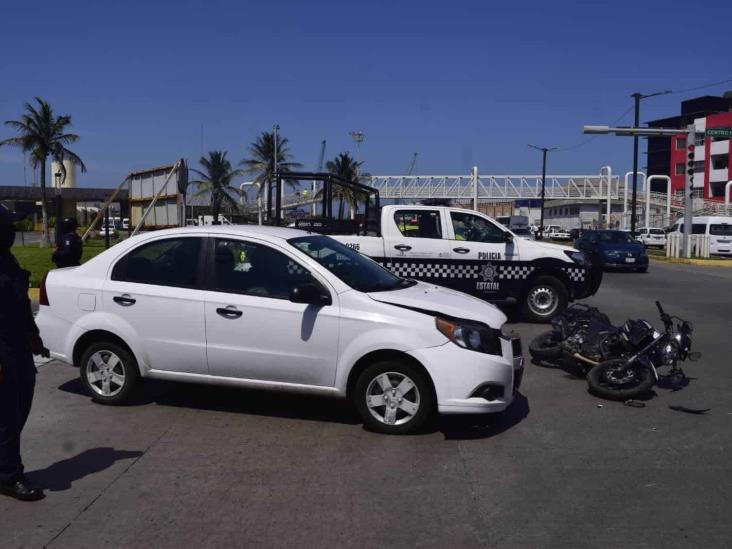 Se accidenta policía municipal tras ser impactado por conductora en calle de Veracruz