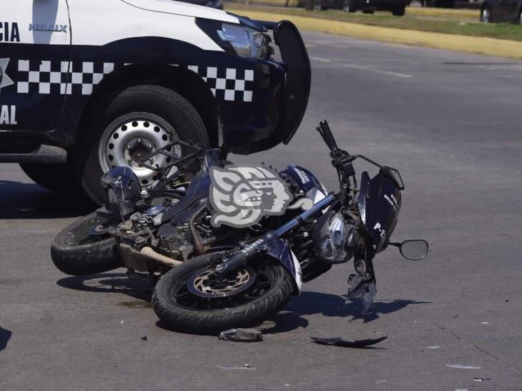 Se accidenta policía municipal tras ser impactado por conductora en calle de Veracruz