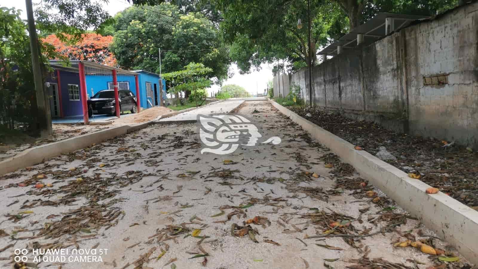 Aquejan retraso en obra de pavimentación en Las Choapas