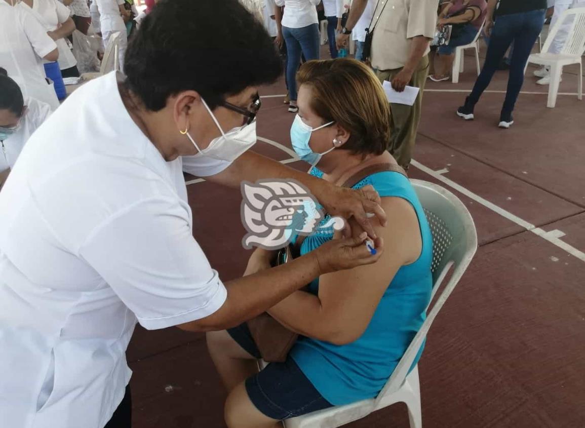 Largas filas en el módulo de vacunación de Nanchital