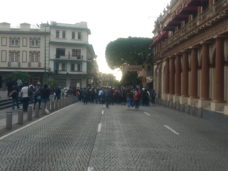 Bloquean centro de Xalapa por cierre de alcoholera en Orizaba