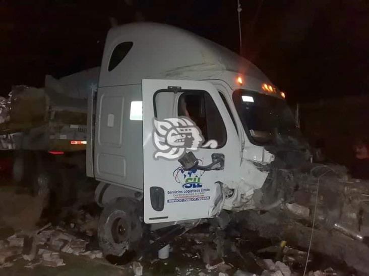 Tráiler se sale de la carretera y choca contra casa en Dos Ríos