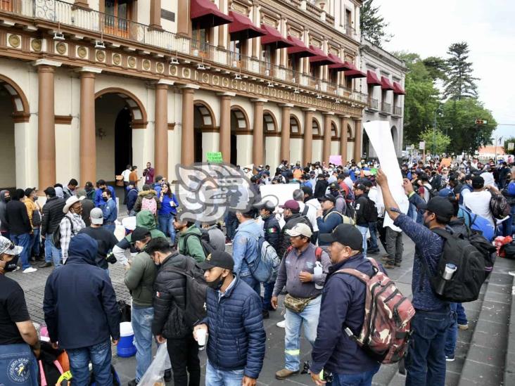 Bloquean centro de Xalapa por cierre de alcoholera en Orizaba