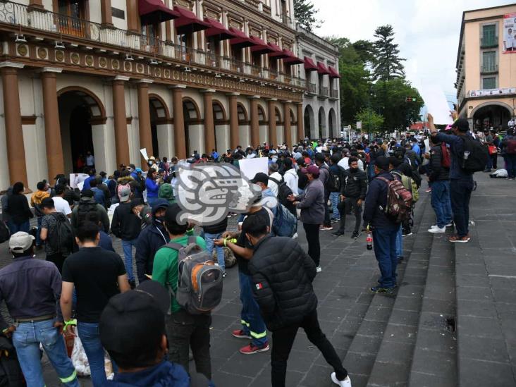 Bloquean centro de Xalapa por cierre de alcoholera en Orizaba