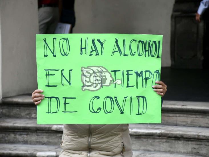 Bloquean centro de Xalapa por cierre de alcoholera en Orizaba