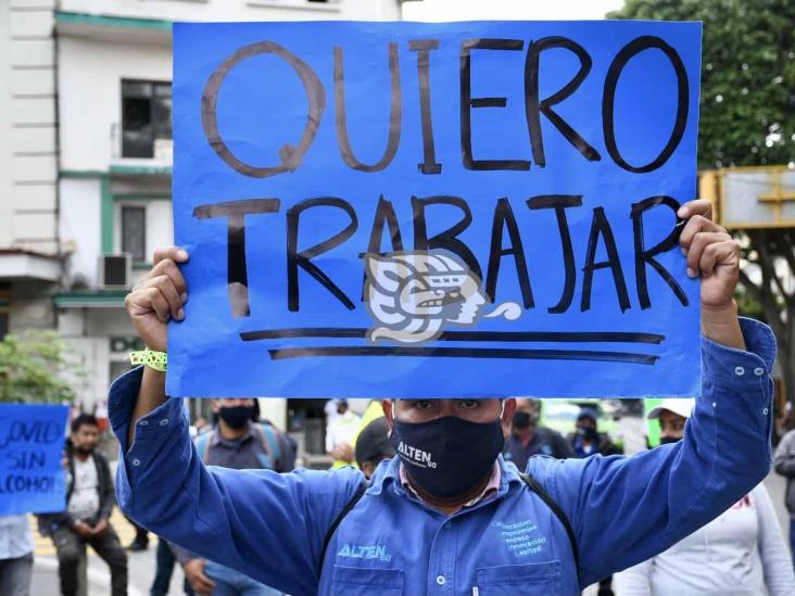 Bloquean centro de Xalapa por cierre de alcoholera en Orizaba